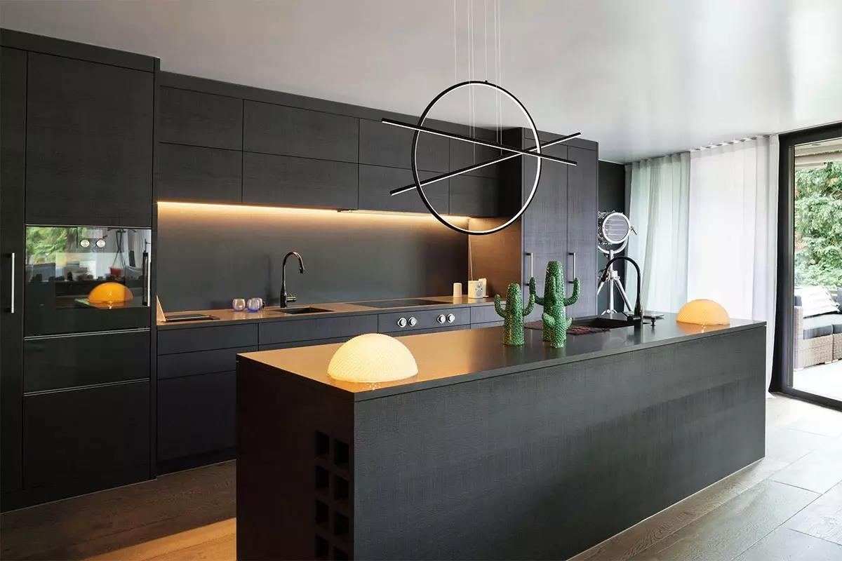 schwarzer Ring | LED Inspiration | moderne LED-Leuchte | moderne Lampe | LED-Beleuchtung | Tageslichtfarbe | LED | schwarze Lampe | moderner Stil | neues Design