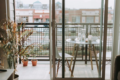 Krzesło P016W PP białe, drewniane nogi